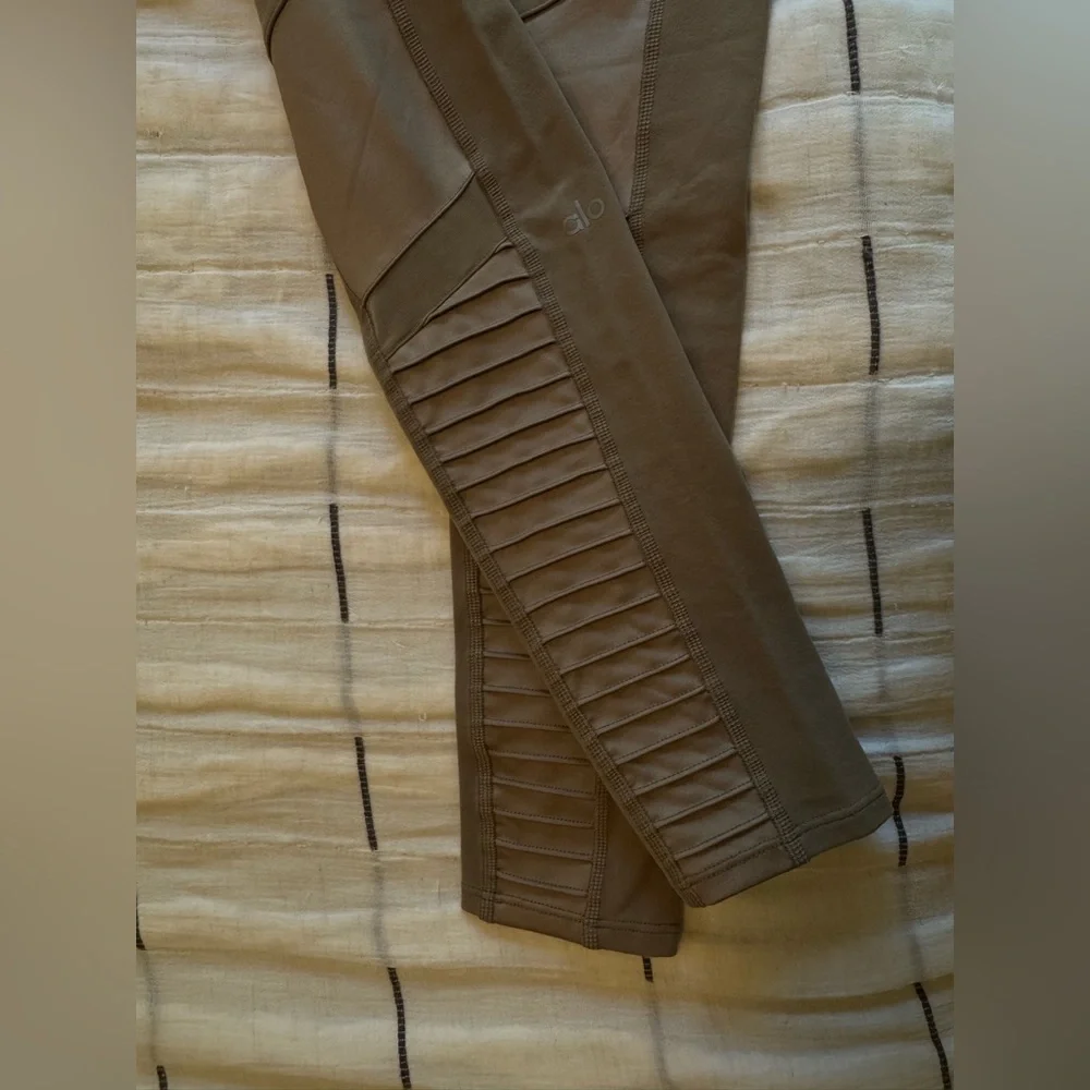 ALO Yoga Moto Legging Size Small Taupe Ribbed Panel High Waist